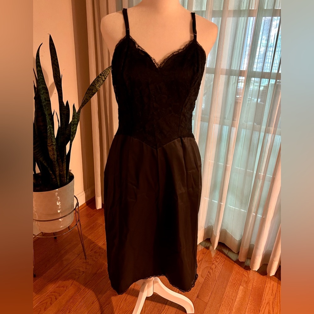 Vintage Vanity Fair Slip Black Lace 🔥
